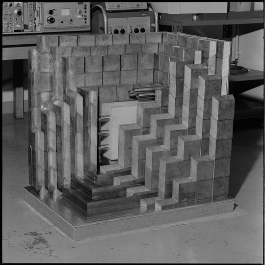 Versuchsaufbau in einer offenen Bleiburg im Laboratorium für Elektronik und Messtechnik am Kernforschungszentrum Karlsruhe, 03.06.1971, Fotografie unbekannter Urheberschaft. KIT-Archiv 28028/05284.