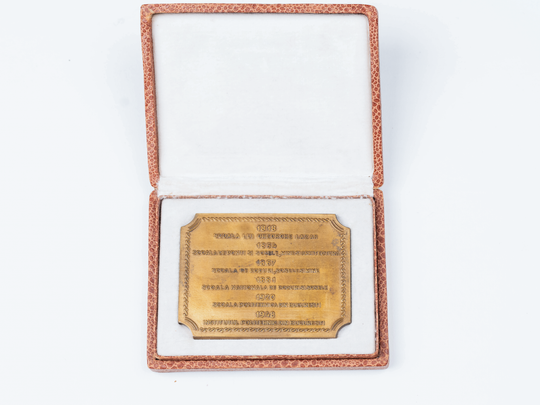 Plakette zum 150. Gründungsjubiläum der Polytechnischen Universität Bukarest, Rückseite. KIT-Archiv 28502/40. Fotografie: Amadeus Bramsiepe.