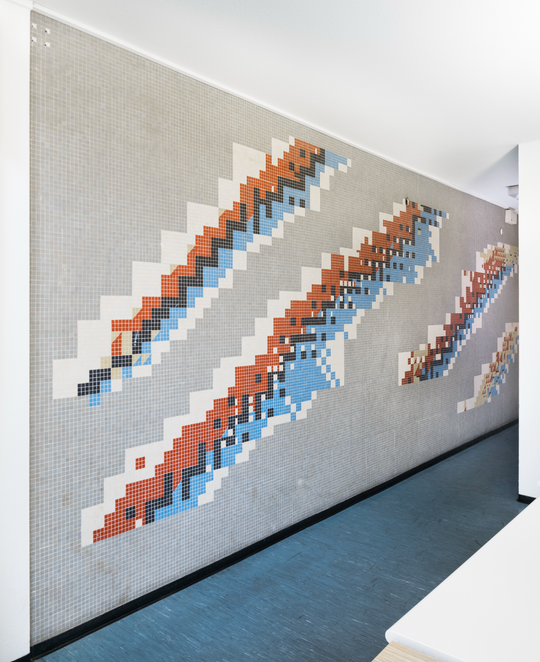 Abstrahierte Darstellung der Karlsruher Nuklidkarte als Wandmosaik, Aufnahme 2019. KIT, Campus Nord, Gebäude 341. Fotografie: Amadeus Bramsiepe.