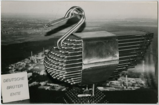 Peter Faulhaber: Deutsches Brüter-Ende, 1991, frühe Dokumentation vor einem Luftbild des Kernforschungszentrums Karlsruhe mit der Titelvariante "Deutsches Brüter Ende". Fotografie: Ulrike Faulhaber.