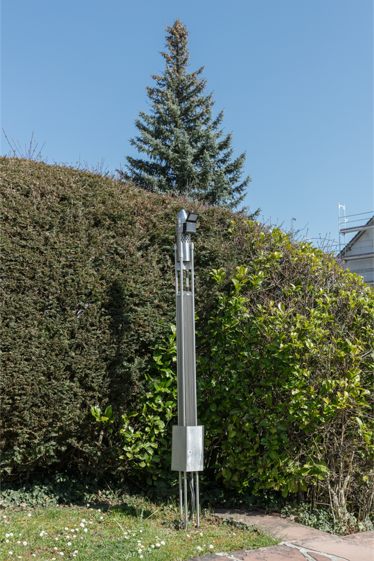 Nachnutzung einer Brennelementhalterung aus dem Schnellbrüterprojekt als Ständer einer Gartenlampe, ca. 1995, ca. 220 x 25 x 25 cm, Edelstahl. Privatbesitz. Fotografie: Amadeus Bramsiepe und Jonas Zilius.