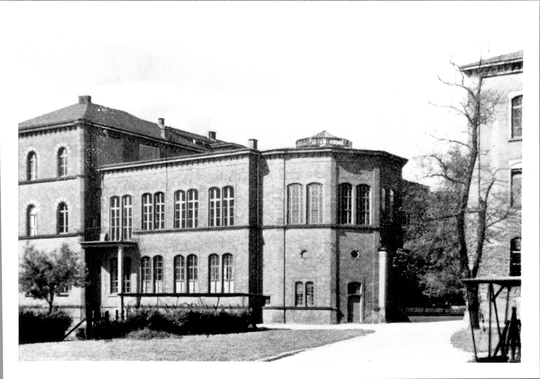 Hauptgebäude der Technischen Hochschule Karlsruhe, Außenansicht der Ostseite mit dem Hertz-Hörsaal, ca. 1930, Fotografie unbekannter Urheberschaft. KIT-Archiv 28010/I 137.