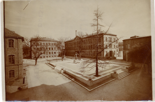 Der neu eingerichtete Ehrenhof der Technischen Hochschule Karlsruhe mit dem Standbild der Pallas Athene, (1925- ca. 1930), Fotografie unbekannter Urheberschaft. KIT-Archiv 28010/III 52.