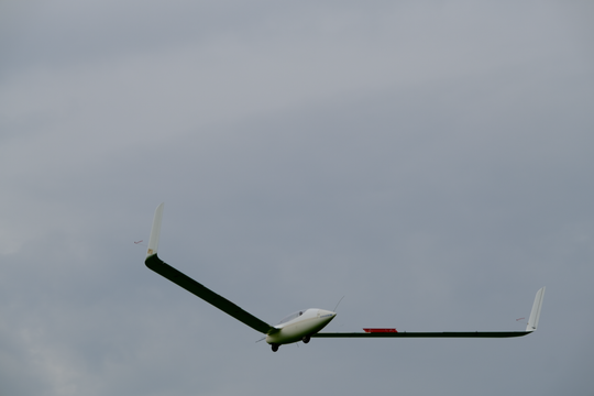 Das Nurflügelsegelflugzeug AK X der Akaflieg Karlsruhe im Probeflug, Aufnahme 2021. Fotografie: Akaflieg Karlsruhe.