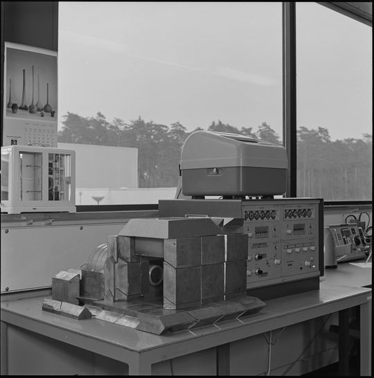 Versuchsaufbau mit Normsteinen am Europäischen Institut für Transurane, 1967, Fotografie unbekannter Urheberschaft. KIT-Archiv 28028/14975.