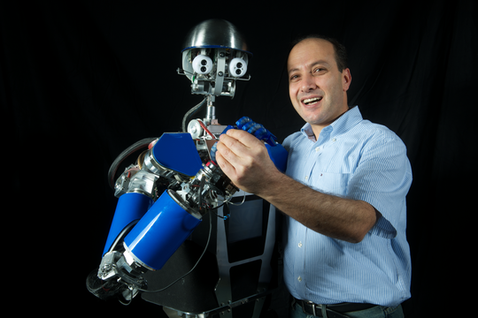 Professor Tamim Asfour und der Roboter ARMAR III, Aufnahme 2011. Bildrechte: Karlsruher Institut für Technologie.