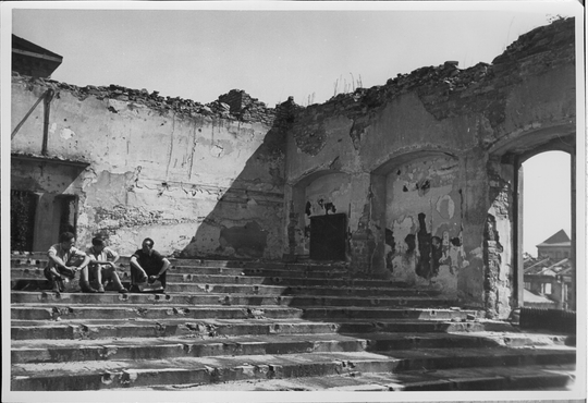 Der zerstörte Hertz-Hörsaal im Hauptgebäude an der Kaiserstraße, ca. 1947, Fotografie: Bauer. KIT-Archiv 28010/I 3900.
