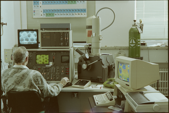 Elektronenmikroskop am Institut für Mikrostrukturtechnik am Kernforschungszentrum Karlsruhe, Januar 1990, Fotografie unbekannter Urheberschaft. KIT-Archiv 28028/16741.