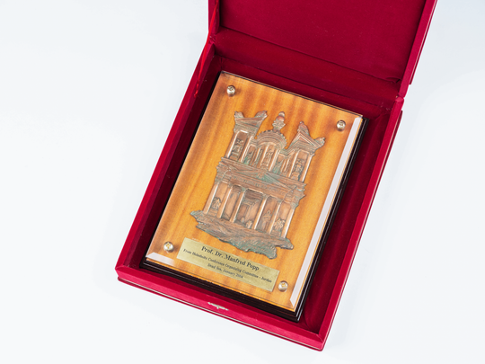 Erinnerungsgabe an Professor Manfred Popp vom Organisationskomitee der Helmholtz Konferenz zum Toten Meer in Jordanien. KIT-Archiv 28502/85. Fotografie: Amadeus Bramsiepe.