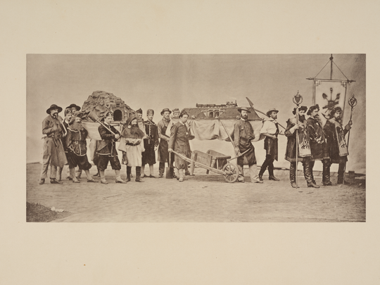 Druck: Festzug der Studirenden des Polytechnikum zu Karlsruhe [...], Karlsruhe (1877), hier: Abteilung der Bauingenieure, Teil 1. Fotografie: Amadeus Bramsiepe und Jonas Zilius.