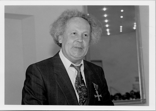 Dieter Köhnlein, Leiter des Sinfonieorchesters und des Kammerorchesters an der Universität Karlsruhe nach Verleihung des Bundesverdienstkreuzes am Bande, 1995, Fotografie: Uli Deck. KIT-Archiv 28010/I 2534.