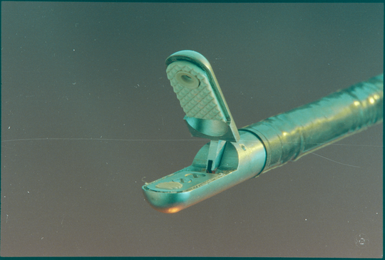Detail einer Sensorzange aus der Hauptabteilung Ingenieurtechnik am Kernforschungszentrum Karlsruhe für die minimalinvasive Chirurgie, September 1993, Fotografie unbekannter Urheberschaft. KIT-Archiv 28028/18152.