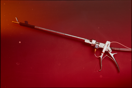 Instrument aus der Hauptabteilung Ingenieurtechnik am Kernforschungszentrum Karlsruhe für die minimalinvasive Chirurgie, 24.09.1993, Fotografie unbekannter Urheberschaft. KIT-Archiv 28028/09843.