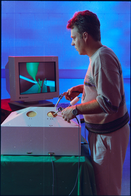 Übungsstation für Instrumente der minimalinvasiven Chirurgie am Institut für Angewandte Informatik am Kernforschungszentrum Karlsruhe, November 1994, Fotografie unbekannter Urheberschaft. KIT-Archiv 28028/10402.