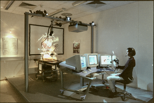 Demonstration einer Operation mit minimalinvasiver Chirurgie, 21.09.1995, Fotografie unbekannter Urheberschaft. KIT-Archiv 28028/10145.
