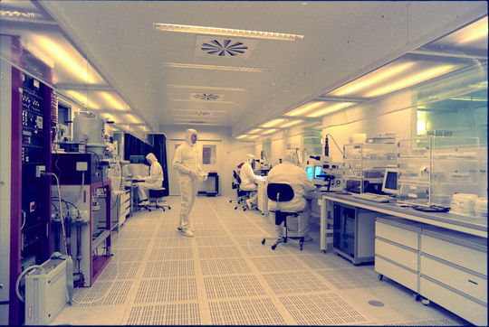 Für die Mikrofertigung genutzter Reinraum im Institut für Mikrostrukturtechnik am Forschungszentrum Karlsruhe, 14.11.1995, Fotografie unbekannter Urheberschaft. KIT-Archiv 28028/10190.