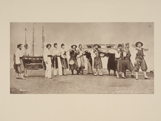 Druck: Festzug der Studirenden des Polytechnikum zu Karlsruhe [...], Karlsruhe (1877), hier: Abteilung der Bauingenieure, Teil 2. Fotografie: Amadeus Bramsiepe und Jonas Zilius.