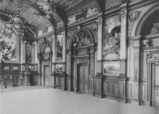 Aulabau der Technischen Hochschule Karlsruhe, Innenansicht auf Nord- und Ostwand, ca. 1930, Fotografie unbekannter Urheberschaft. KIT-Archiv 28010/I 140.