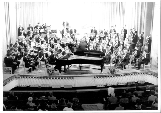 Das von Dieter Köhnlein geleitete Orchester der Universität Karlsruhe bei einem Konzert in Krasnodar, 1986. Fotografie unbekannter Urheberschaft. KIT-Archiv 28010/I 3862.