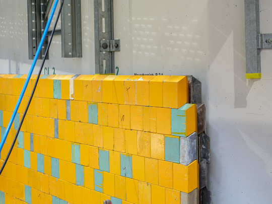 Verwendung von Normsteinen am Karlsruhe Research Accelerator KARA am Campus Nord des KIT, Aufnahme 2024. Fotografie: Amadeus Bramsiepe und Jonas Zilius.