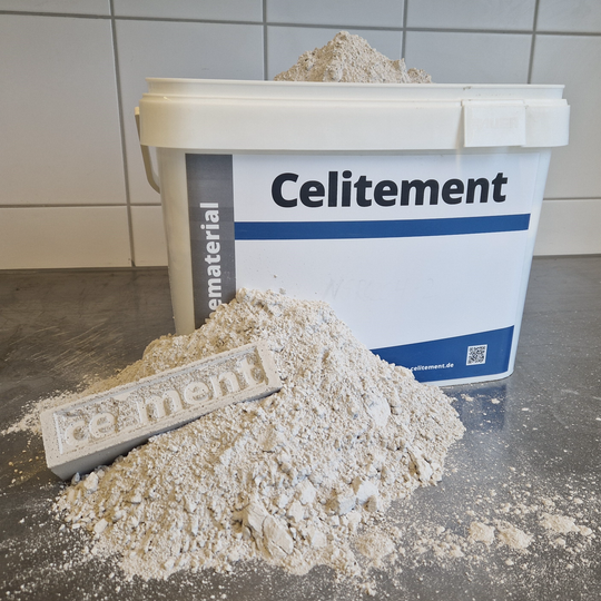 Eimer mit Celitement-Probematerial zur Durchführung von Vorversuchen, ca. 2024. Fotografie: Dr. Zimmermann, Celitement GmbH.