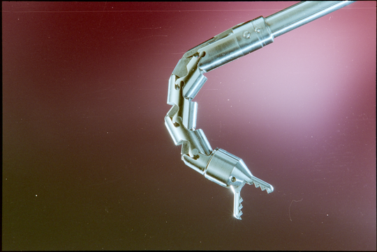 Detail einer Vielgelenkstruktur aus der Hauptabteilung Ingenieurtechnik am Forschungszentrum Karlsruhe für die minimalinvasive Chirurgie, März 1998, Fotografie unbekannter Urheberschaft. KIT-Archiv 28028/10778.