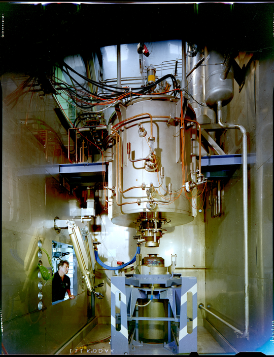 Probeaufbau der Pilotverglasungsanlage des Instituts für Nukleare Entsorgungstechnik am Forschungszentrum Karlsruhe, 1998. Fotografie unbekannter Urheberschaft. KIT-Archiv 28028/10876.