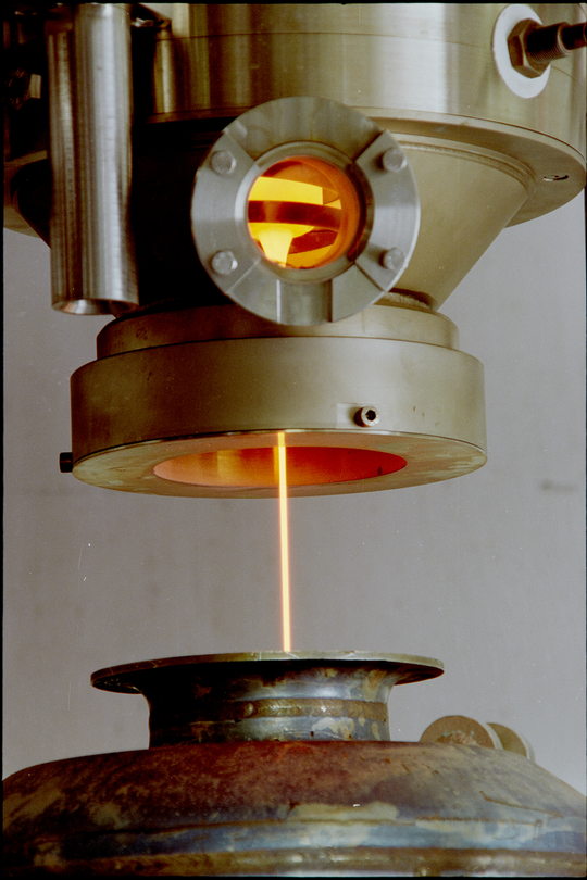 Glasabstich in der Pilotverglasungsanlage des Instituts für Nukleare Entsorgungstechnik am Forschungszentrum Karlsruhe (Versuch ohne radioaktives Material), 1998, Fotografie unbekannter Urheberschaft. KIT-Archiv 2802/10931.