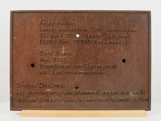 Tafel zum Protest gegen chemische Kampfmittel