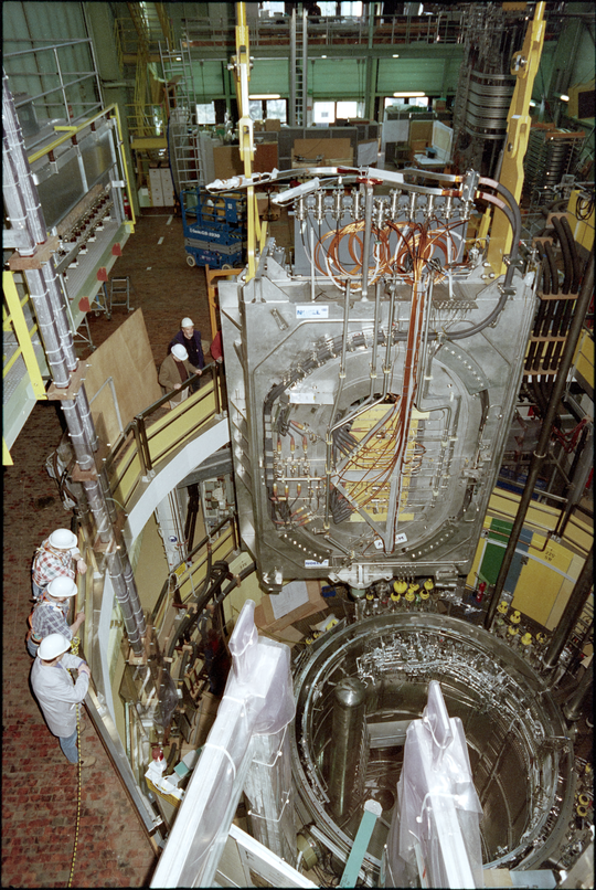 Einbau einer Supraleitenden Testspule in die Toroidale Spulentestanordnung Karlsruhe des Instituts für Technische Physik am Forschungszentrum Karlsruhe, 15.12.2001, Fotografie unbekannter Urheberschaft. KIT-Archiv 28028/13925.