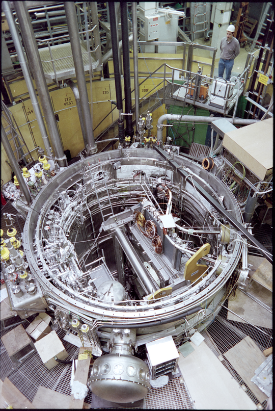 Vorbereitungen zum Einsatz einer Supraleitenden Testspule in die Toroidale Spulentestanordnung Karlsruhe des Instituts für Technische Physik am Forschungszentrum Karlsruhe, 01.04.2001, Fotografie unbekannter Urheberschaft. KIT-Archiv 28028/13933.