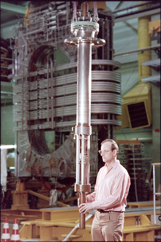 Blick auf den Vakuumbehälter mit der Supraleitenden Testspule eingesetzt in der Toroidalen Spulentestanordnung Karlsruhe des Instituts für Technische Physik am Forschungszentrum Karlsruhe, 01.04.2001, Fotografie unbekannter Urheberschaft. KIT-Archiv 28028/13932.