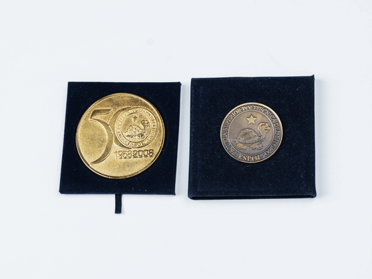 Medaillen zum 50. Gründungsjubiläum der Escuela Superior Politécnica del Litoral (ESPOL) in Ecuador. KIT-Archiv. Fotografie: Amadeus Bramsiepe.