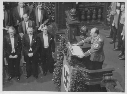Rektor Rudolf Weigel am Rednerpult anlässlich der akademischen Jahresfeier, ca. 1938. Fotografie: Ilse Laurson. KIT-Archiv 28010/I 765.