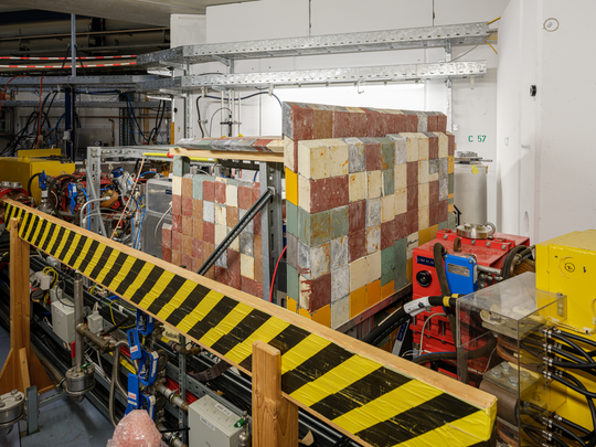 Verwendung von Normsteinen am Karlsruhe Research Accelerator KARA am Campus Nord des KIT, Aufnahme 2024. Fotografie: Amadeus Bramsiepe und Jonas Zilius.