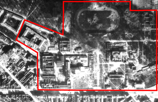 Bombenschäden auf dem Campus der Technischen Hochschule Karlsruhe in einer Luftaufnahme, März 1945. Das Campusgelände ist mit einer roten Linie gekennzeichnet. KIT, Institut für Kunst- und Baugeschichte.