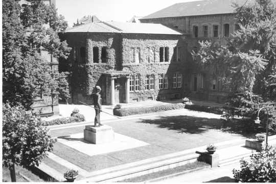 Der heutige Hertz-Hörsaal mit Zerstörungen aus dem 2. Weltkrieg. Fotografie von ca. 1950, 17,1 x 12,7 cm. KIT-Archiv 10001/2403. Urheber: Ilse Laurson.
