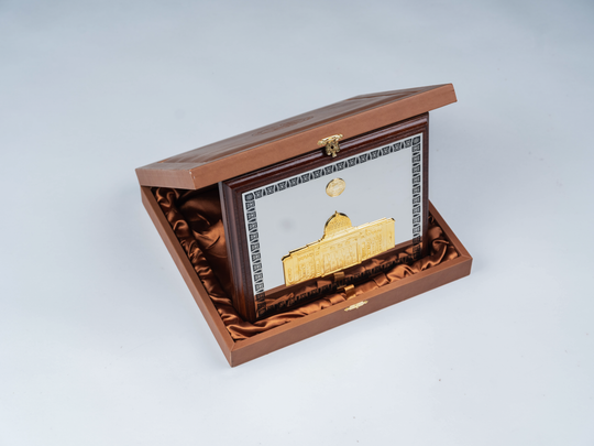 Erinnerungsgabe der University of Sharjah in den Vereinigten Arabischen Emiraten. KIT-Archiv. Fotografie: Amadeus Bramsiepe.