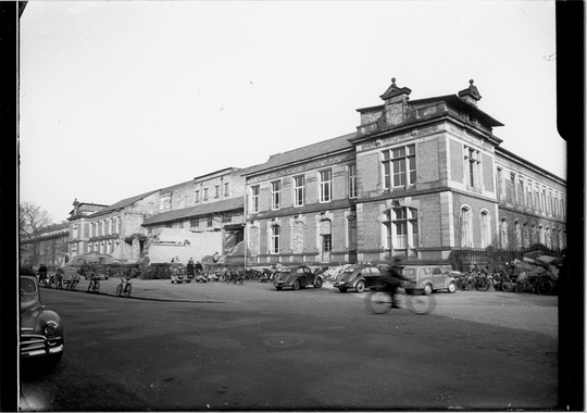Architekturgebäude der Technischen Hochschule Karlsruhe mit zerstörter Aula, ca. 1949, Fotografie unbekannter Urheberschaft. KIT-Archiv 28010/I 3915.