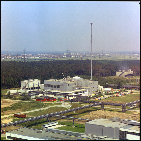 Die Kompakte Natriumgekühlte Kernenergieanlage am Kernforschungszentrum Karlsruhe von Südosten, 24.06.1975, Fotografie unbekannter Urheberschaft. KIT-Archiv 28028/03753.