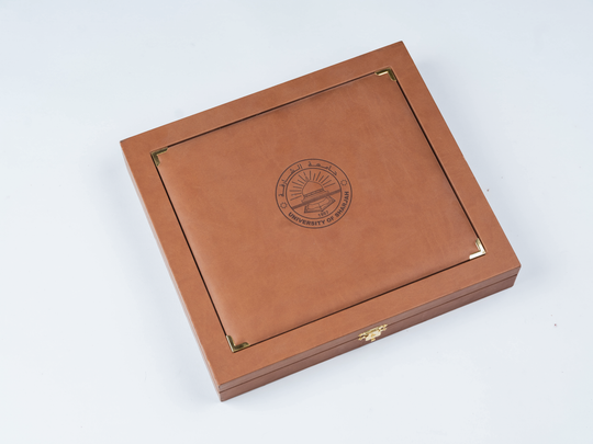 Schatulle für die Erinnerungsgabe der University of Sharjah in den Vereinigten Arabischen Emiraten. KIT-Archiv. Fotografie: Amadeus Bramsiepe.