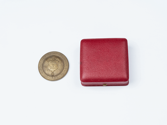 Medaille zur Partnerschaft der Universität Nancy in Frankreich mit der Technischen Hochschule Karlsruhe, Vorderseite. KIT-Archiv 28502/26. Fotografie: Amadeus Bramsiepe.