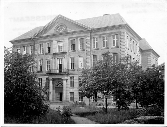 Bauingenieurgebäude der Technischen Hochschule Karlsruhe, Ansicht von Südosten, ca. 1940, Fotografie: Ilse Laurson (geb. Schmidt). KIT-Archiv 28010/I 305.