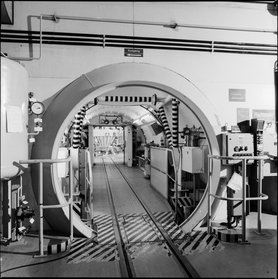 Schleusendurchgang zur Reaktorhalle der Kompakten Natriumgekühlten Kernenergieanlage am Kernforschungszentrum Karlsruhe, 16.03.1976, Fotografie unbekannter Urheberschaft. KIT-Archiv 28028/03753.