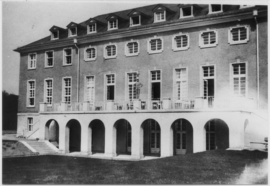 Studentenhaus der Technischen Hochschule Karlsruhe, Ansicht der Westseite mit Blick auf die Terrasse, 1935, Fotografie unbekannter Urheberschaft. KIT-Archiv 28010/I 130.