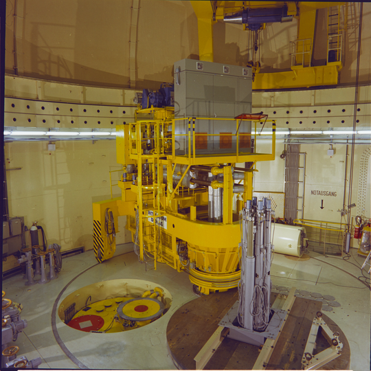 Brennelement-Wechselmaschine in der Reaktorhalle der Kompakten Natriumgekühlten Kernenergieanlage am Kernforschungszentrum Karlsruhe, 05.05.1972, Fotografie unbekannter Urheberschaft. KIT-Archiv 28028/05527.