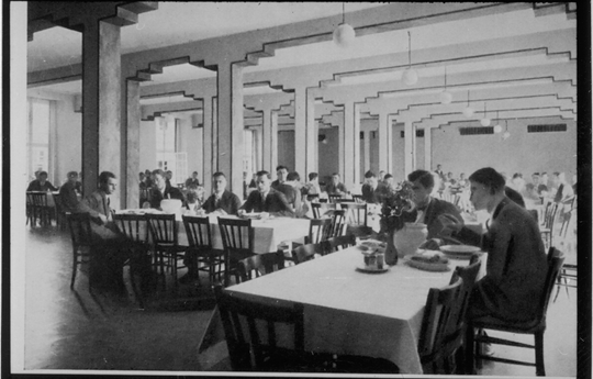 Blick in die Mensa im Studentenhaus der Technischen Hochschule Karlsruhe, 1935, Fotografie: Karl Bauer. KIT-Archiv 28010/I 205.