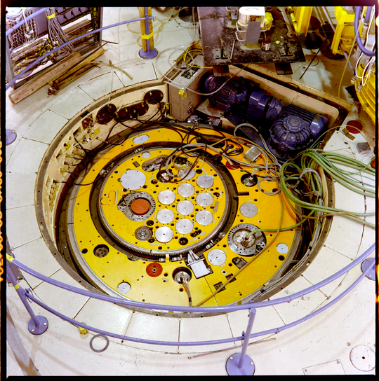 Blick auf den Reaktorkern der Kompakten Natriumgekühlte Kernenergieanlage am Kernforschungszentrum Karlsruhe, 19.09.1977, Fotografie unbekannter Urheberschaft. KIT-Archiv 28028/02602.