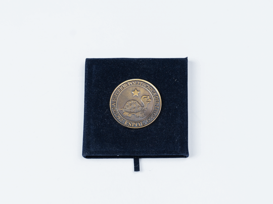 Medaille zum 50. Gründungsjubiläum der Escuela Superior Politécnica del Litoral (ESPOL) in Ecuador. KIT-Archiv 28502/71. Fotografie: Amadeus Bramsiepe.