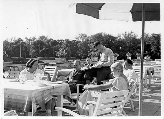Studentenhaus der Technischen Hochschule Karlsruhe, Ansicht der Terrasse an der Westseite mit Studenten, von Südosten gesehen, 1935, Fotografie: Heinrich Reichert. KIT-Archiv 28010/I 133.